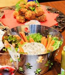 パーティーのオードブル コロッケと野菜サラダのセット