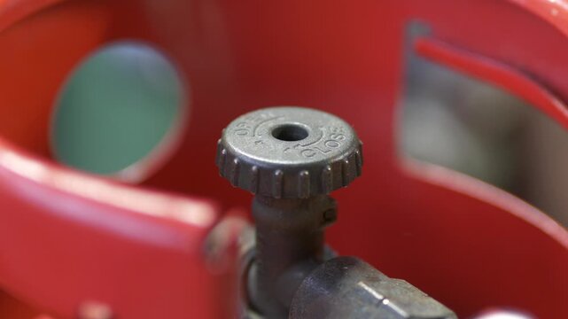 Opening valve of LPG gas bottle