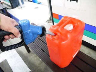 灯油のポリタンクへの給油