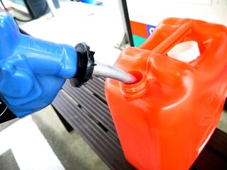 灯油のポリタンクへの給油