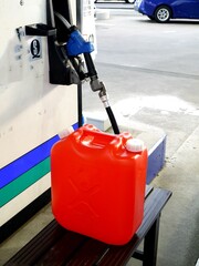 灯油のポリタンクへの給油