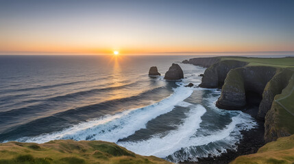 Ruhige Meereslandschaft bei Sonnenuntergang mit sanften Wellen und warmem Licht