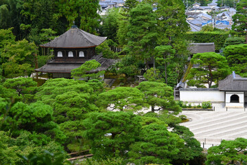 緑に囲まれた京都市の世界遺産 銀閣寺観音殿	