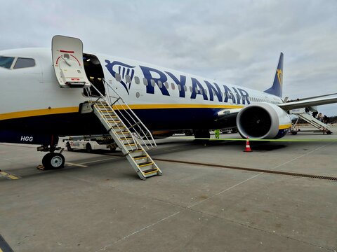 Samolot Rayanair na lotnisku do wylotu