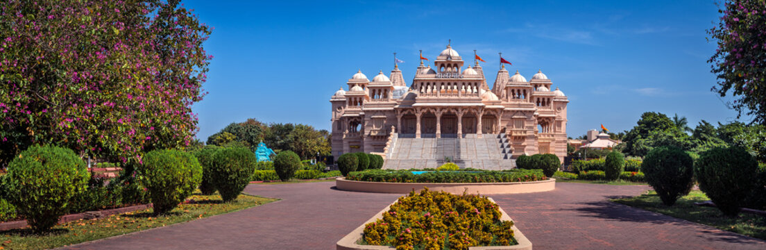 Panoramic View of Shree Hari Temple and Gardens, Sandipani Vidyaniketan, Porbandar. A clear blue sky, highlighting the spiritual and architectural beauty of this famous pilgrimage site.
