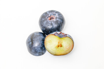 Obraz premium Ready-to-eat blueberries on a white background