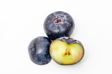 Obraz premium Ready-to-eat blueberries on a white background