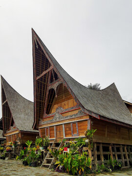 The Bolon House is a traditional house of the Batak people in North Sumatra,built on stilts with a distinctive curved saddle roof,often used as a place to live together and for large family gatherings
