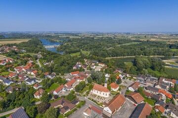Fototapeta premium Luftbild der Gemeinde Ettling an der Isar im niederbayerischen Kreis Dingolfing-Landau