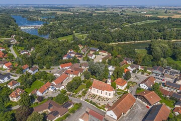 Fototapeta premium Luftbild der Gemeinde Ettling an der Isar im niederbayerischen Kreis Dingolfing-Landau