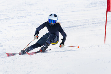 スキー競技の練習をする女子選手