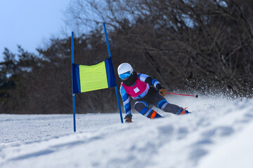 スキー競技の練習をする女子選手