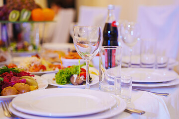 Fototapeta premium Dining table setup with food and drinks for a gathering at night