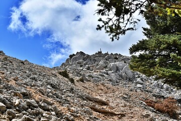 Szlak na szczyt Megas Soros (1628 m n.p.m.), najwyższy punkt na greckiej wyspie Kefaloniina górze Ainos © Lancan