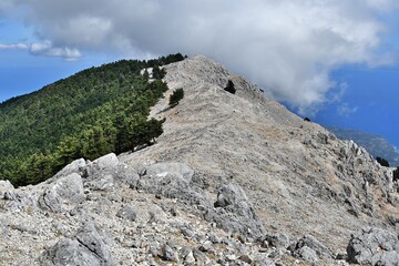 Widok na przełęcz ze szczytu Megas Soros (1628 m n.p.m.) góry Ainos, najwyższego punktu na greckiej wyspie Kefalonia © Lancan