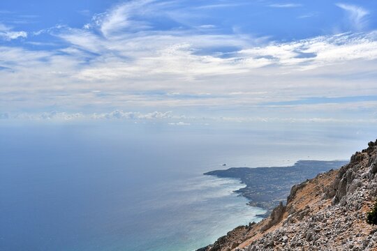 Widok  ze szczytu Megas Soros (1628 m n.p.m.) g&oacute;ry Ainos, najwyższego punktu na greckiej wyspie Kefalonia