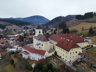 Obraz premium Historisches Kloster Kirchberg am Wechsel
