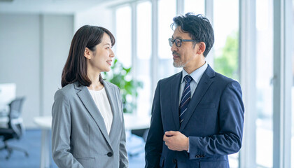 笑顔の上司と部下