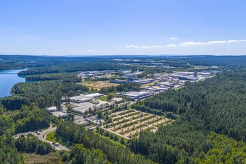 Obraz premium Ausblick auf die Industrie- und Gewerbeparks im Taxöldener Forst südlich von Wackersdorf 