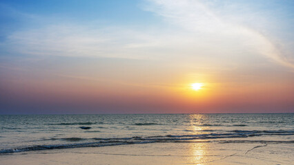 Obraz premium Dramatic beautiful sunset sky over sea beach