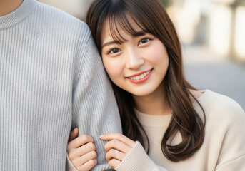 柔らかな日差しの中で愛する人の腕に寄り添い微笑む幸せな女性