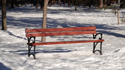Brązowa ławka w parku w czasie zimy © tomo81