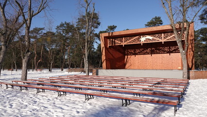 Scena na świeżym powietrzu w parku z ławkami w okresie zimowym © tomo81