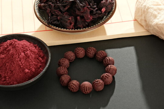 Chinese Medicine Luo Shen Hua He Xiang Zhu Hand String