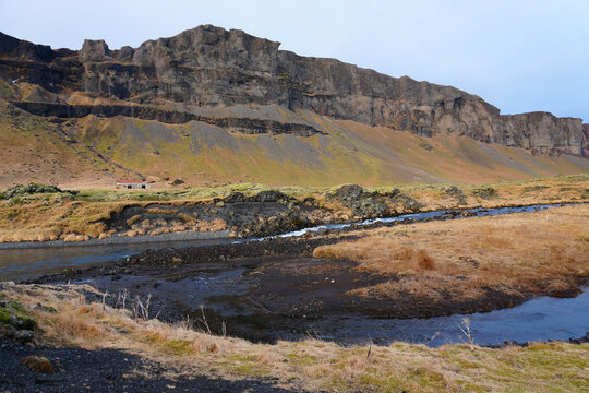 Blick auf die Landschaft entlang der Ringstra&szlig;e in Island im Februar	