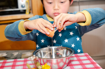 料理をする子供