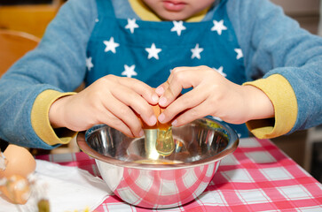 料理をする子供