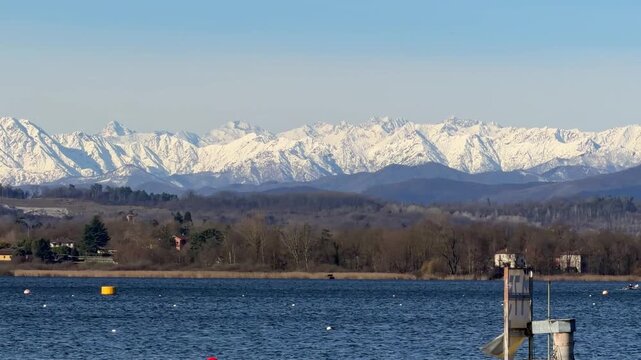 lago della schiranna di varese con montagne innevate