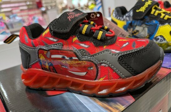 Calzado deportivo infantil con Lightning McQueen de Cars de Disney en una tienda Globomoda, Madrid, Espa&ntilde;a, 25 de enero de 2026