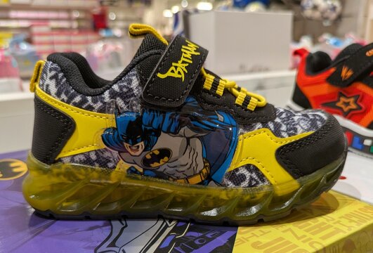 Calzado deportivo infantil con Batman en una tienda Globomoda, Madrid, Espa&ntilde;a, 25 de enero de 2026
