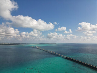 伊良部大橋と宮古ブルーの海原