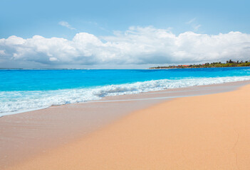 Obraz premium Tropical sandy beach and clear sea background - Bali, Indonesia