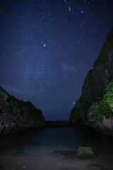 来間島の神秘的な入江と冬のオリオン座輝く満天の星空