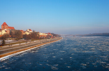 Widok z mostu na panoramę miasta, częściowo zamarźnięta Wisła, Toruń, Polska, View from the bridge of the city panorama, partially frozen Vistula River, Toruń, Poland © 123108 Aneta