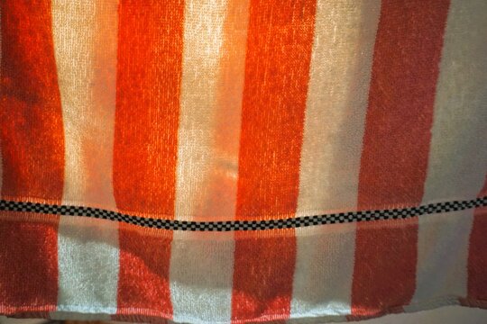 Rot-wei&szlig; gestreiftes h&auml;ngendes Frotteehandtuch mit Licht 