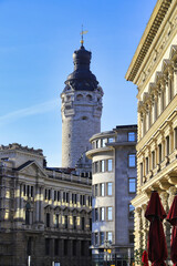 Obraz premium Leipzig, Blick auf historische Gebäude und den Turm am Neuen Rathaus