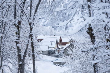 Le hameau de la Villette à Vaujany en Isère en France en hiver, chalets recouverts de neige © jef 77