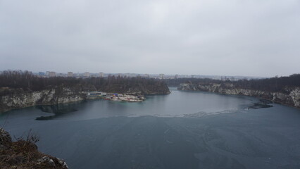 Zakrzówek w pochmurny, deszczowy zimowy dzień © etrnl