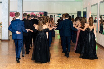 uczniowie tańczą poloneza na studniówce
