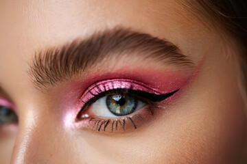 Obraz premium Captivating Eye Makeup with Shimmering Pink Eyeshadow and Precise Black Eyeliner A Close Up Beauty Portrait Highlighting Elegance and the Art of Cosmetic Application