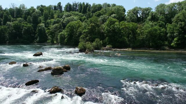 Fluss Rhein oberhalb vom Rheinfall in Neuhausen, Kanton Schaffhausen