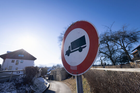 Verkehrszeichen verbietet Durchfahrt f&uuml;r LKW