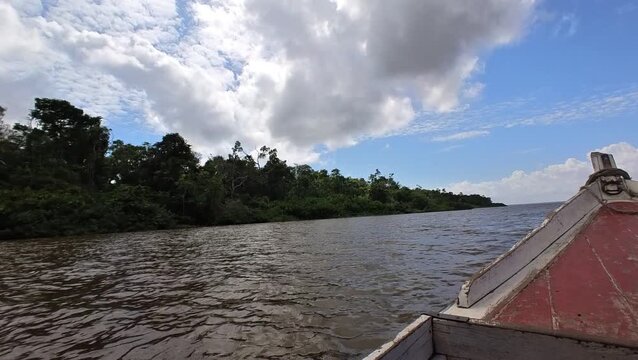 Navega pelo rio Amazonas