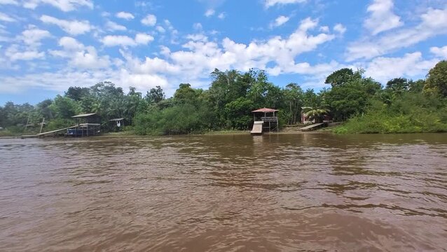 Rio Amazonas com casas de ribeirinhos
