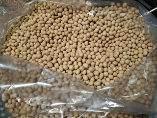 Obraz premium The product pictured is an egg bean, often referred to as an atom bean. It's made from peanuts coated in a batter of flour, egg, and spices, then fried until crispy. It has a sweet and savory flavor