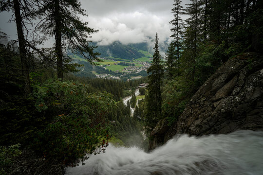 Blick auf das verregnete Krimml umgeben von Natur